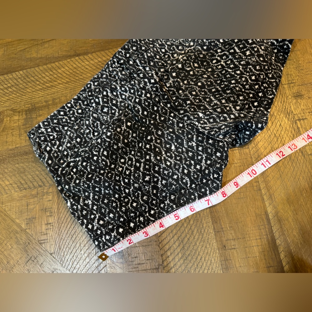 American Eagle Wome's Black and White Patterned Shorts - Picture 10 of 14